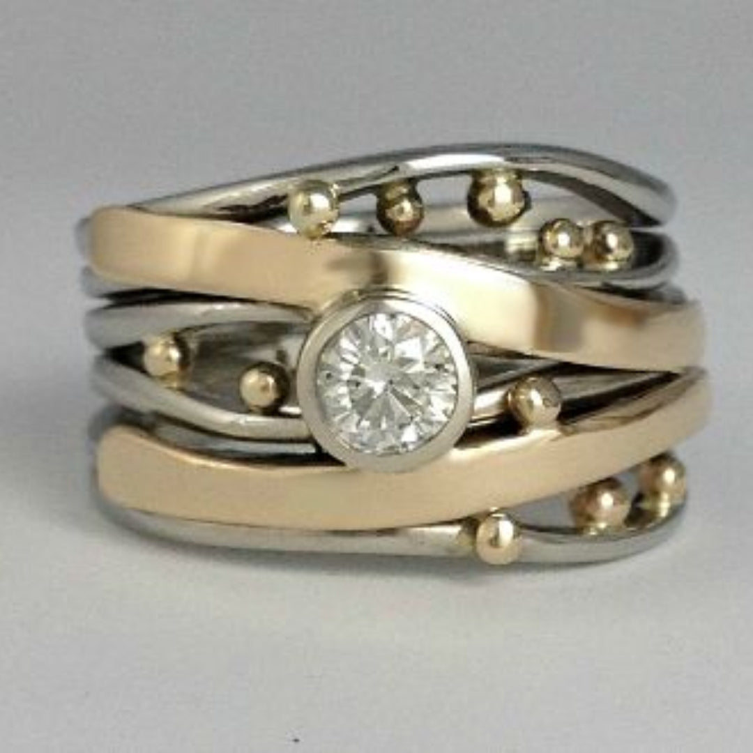 Anillo de Zirconia Incrustada en Oro Vintage