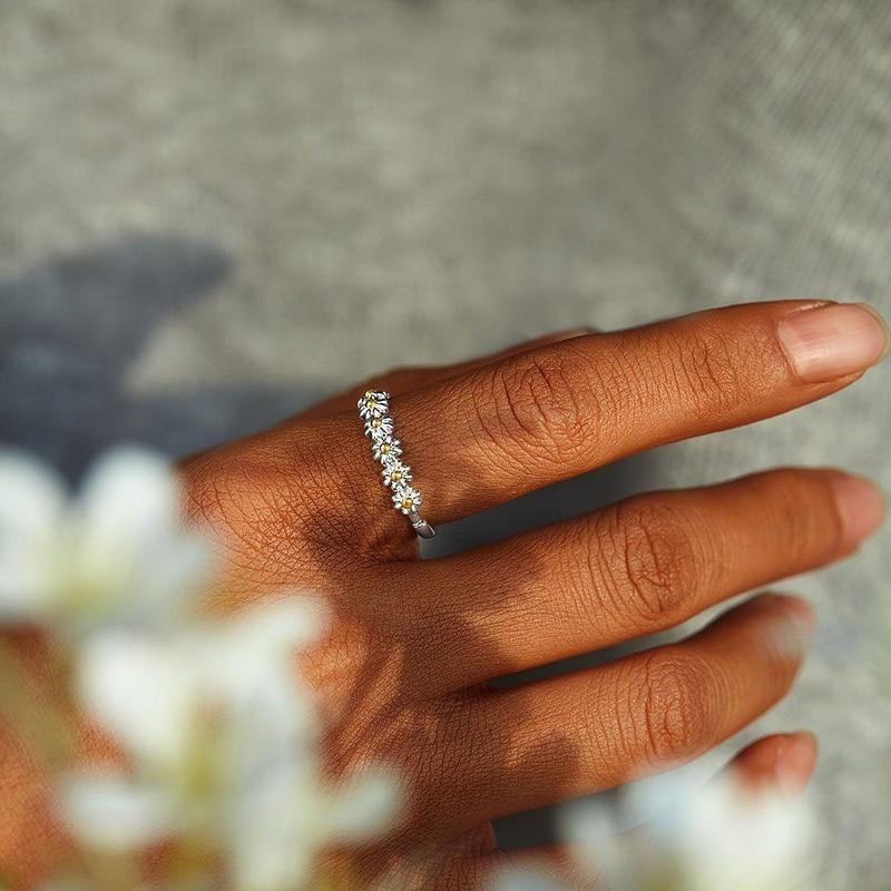 Anillo de Margarita Metálico Ajustable y Pintado a Mano en Esmalte