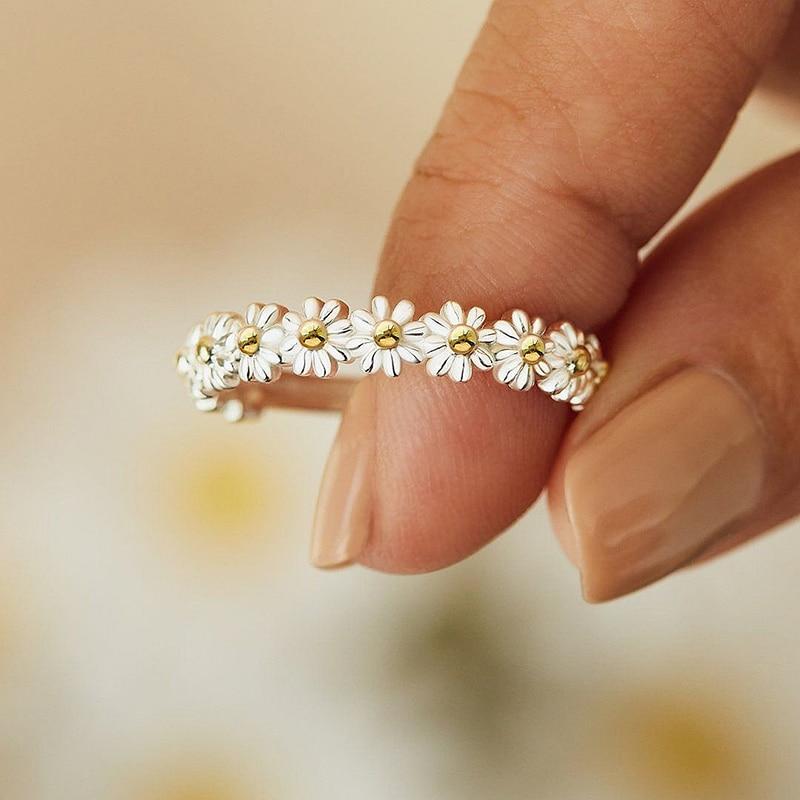 Anillo de Margarita Metálico Ajustable y Pintado a Mano en Esmalte