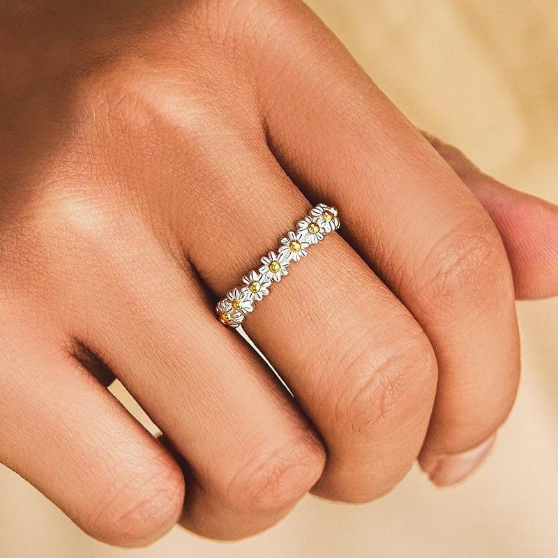 Anillo de Margarita Metálico Ajustable y Pintado a Mano en Esmalte