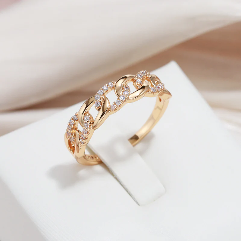 Anillo dorado encadenado elegante
