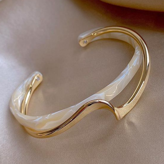Pulsera Elegante de Oro con Ópalo Blanco