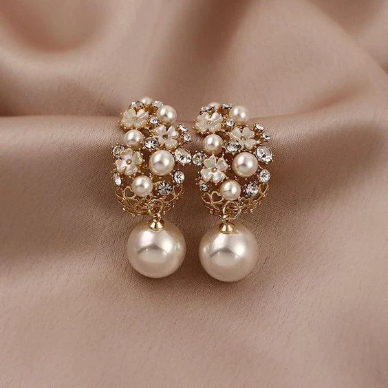 Pendientes de Perlas con Flores Elegantes