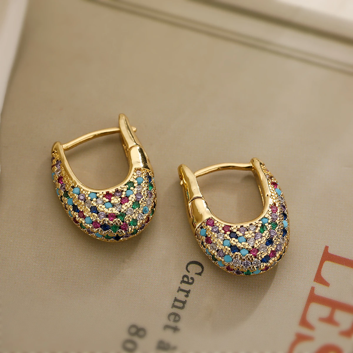 Pendientes de gema incrustada coloridos y elegantes