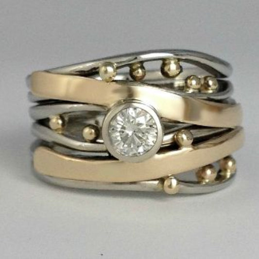 Anillo de Zirconia Incrustada en Oro Vintage