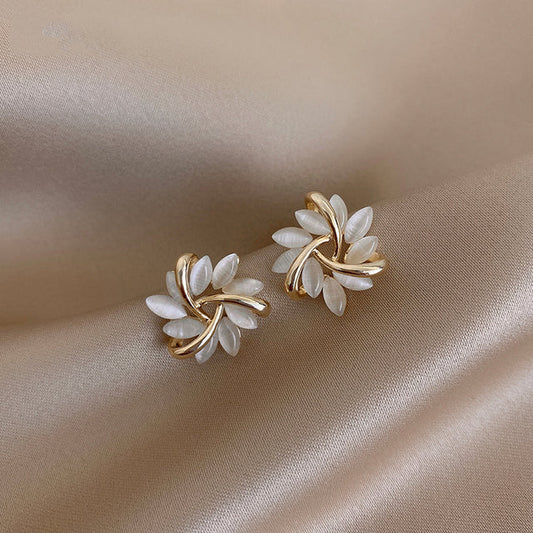 Pendientes de aro de pétalo de ópalo elegantes y exquisitos en oro