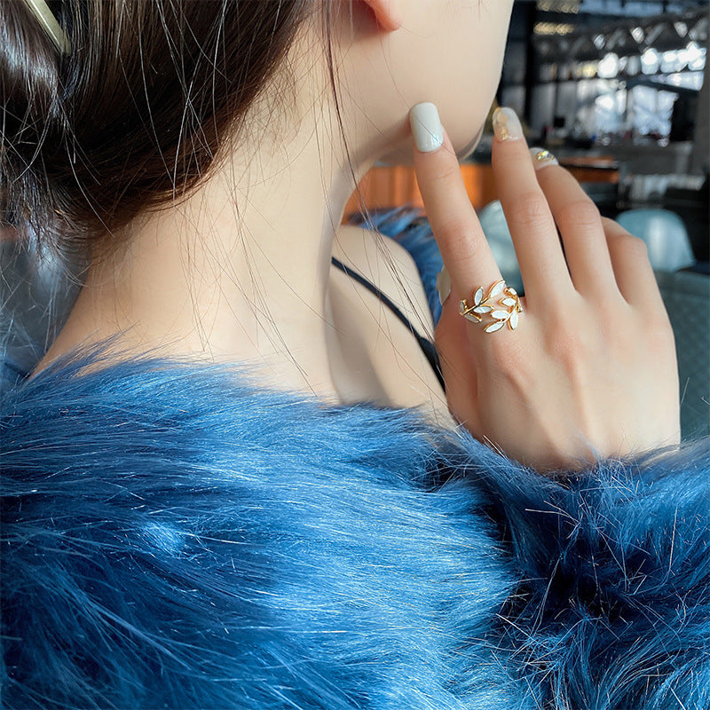 Anillo Ajustable de Hoja de Ópalo Blanco con Acabado Dorado