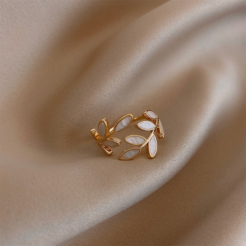 Anillo Ajustable de Hoja de Ópalo Blanco con Acabado Dorado