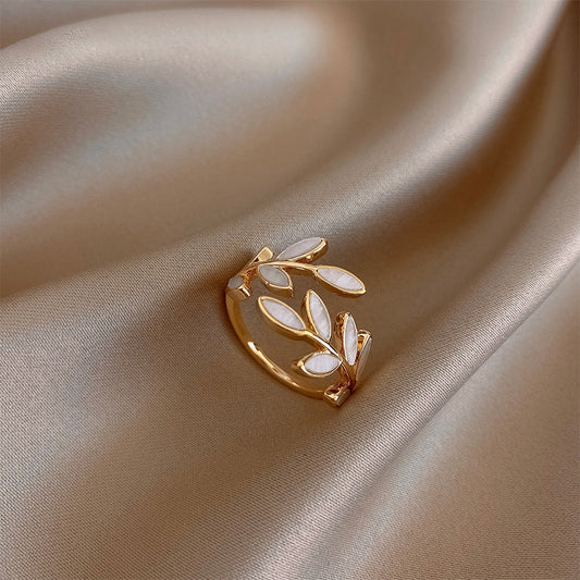 Anillo Ajustable de Hoja de Ópalo Blanco con Acabado Dorado