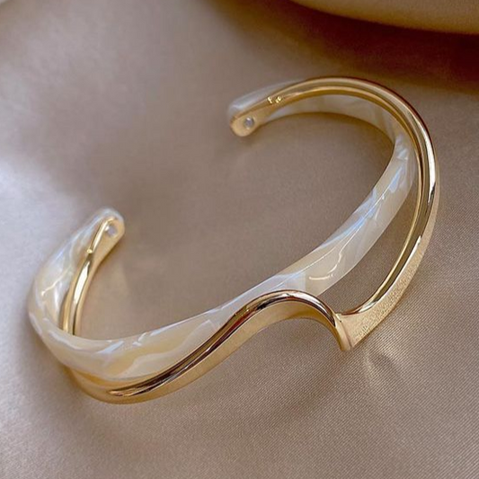 Pulsera Elegante de Oro con Ópalo Blanco