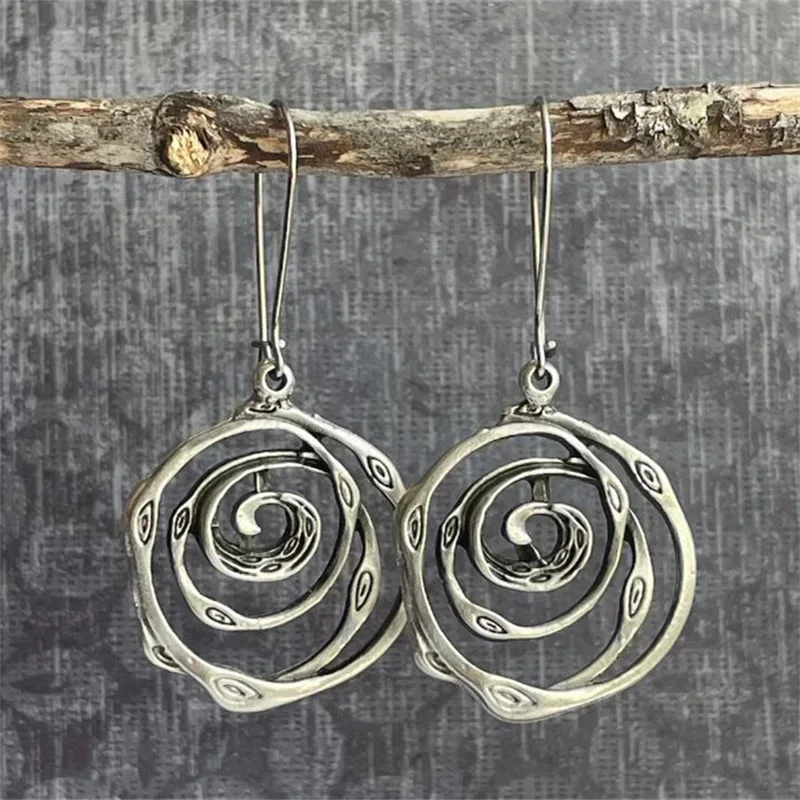 Pendientes Metálicos Vintage en Forma de Laberinto