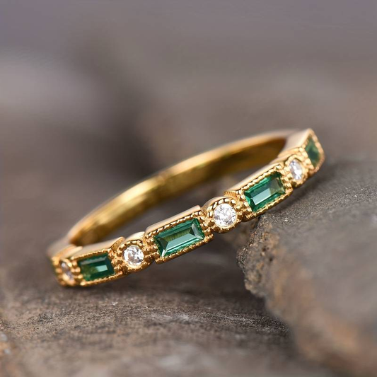 Anillo de oro con zirconia incrustada en verde vintage