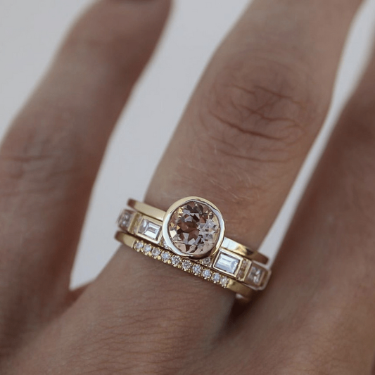 Anillo Gilded con Joyas Incrustadas Elegantes