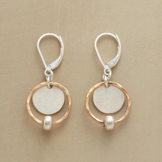 Pendientes de perlas esmaltados en dorado y metálico vintage
